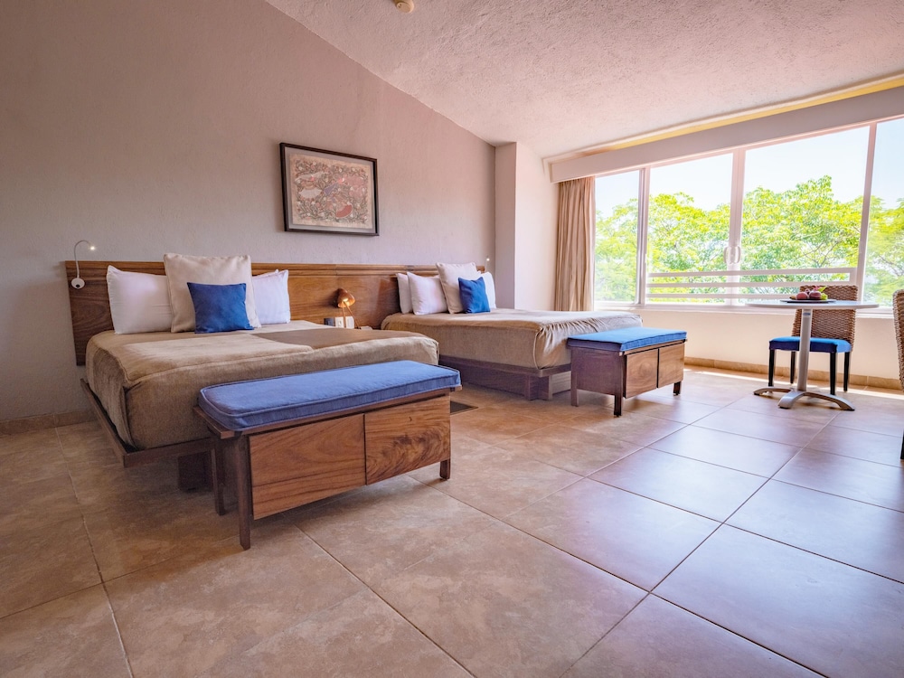 DELUXE, 2 QUEEN BEDS