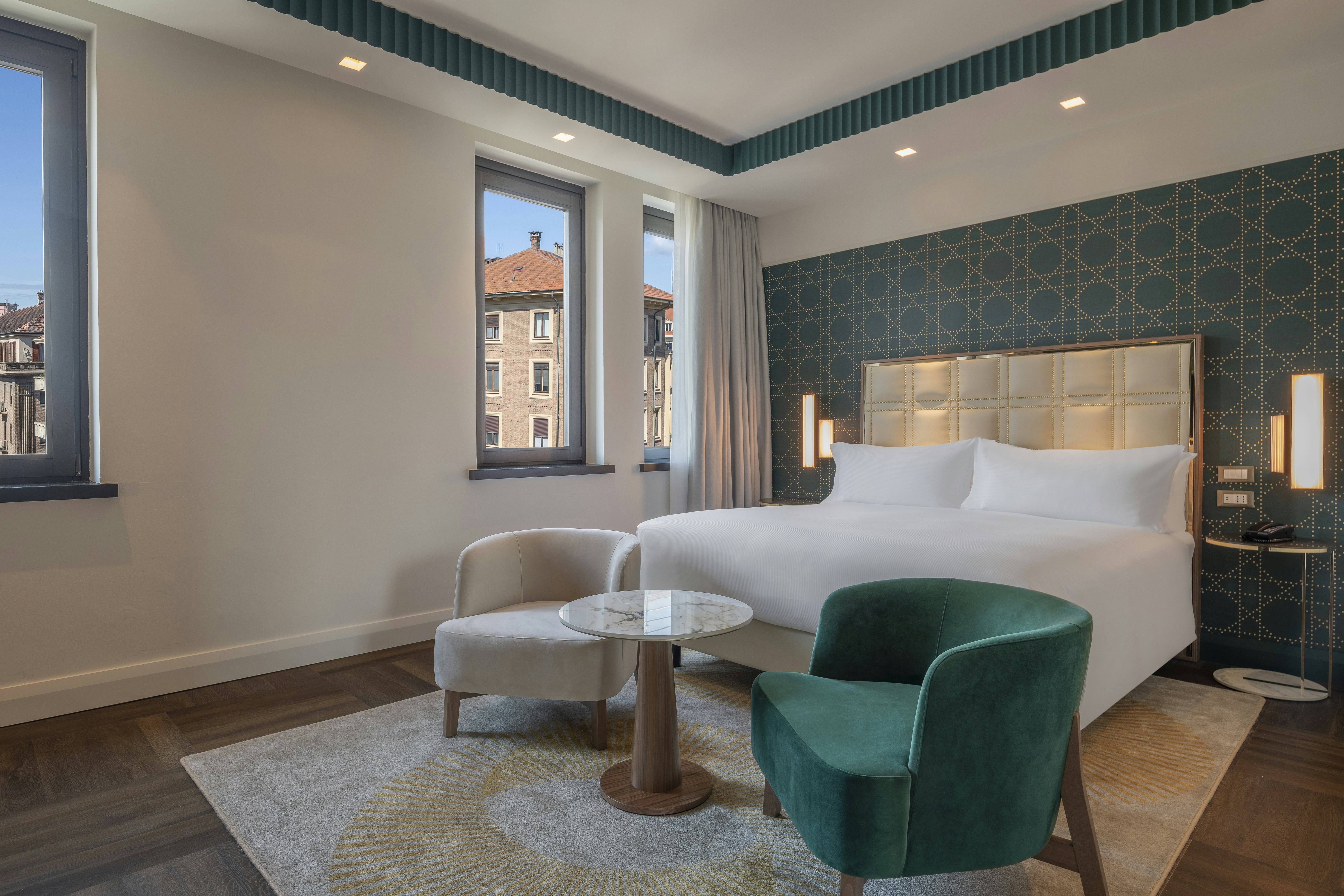 DELUXE, KING BED