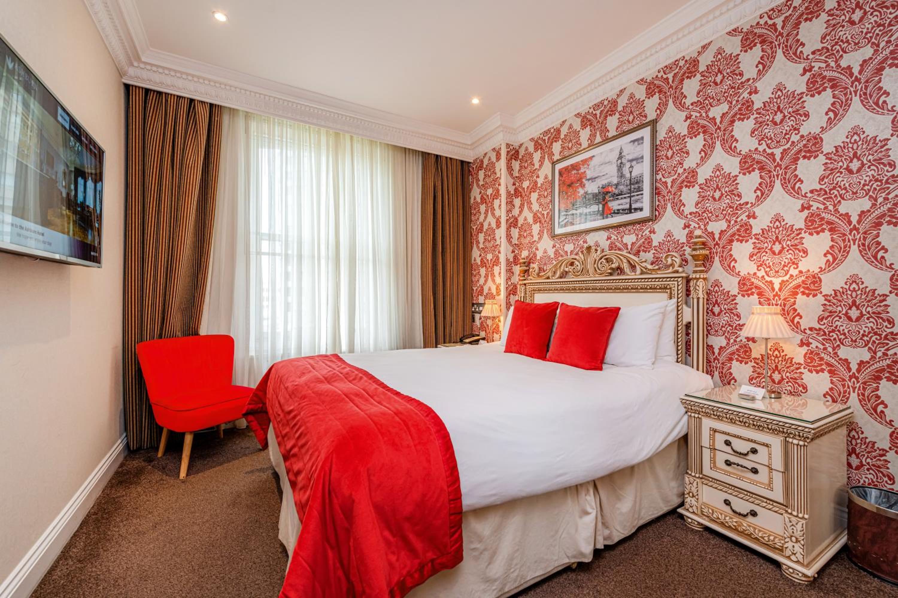 Semi Basement, Queen Bed
