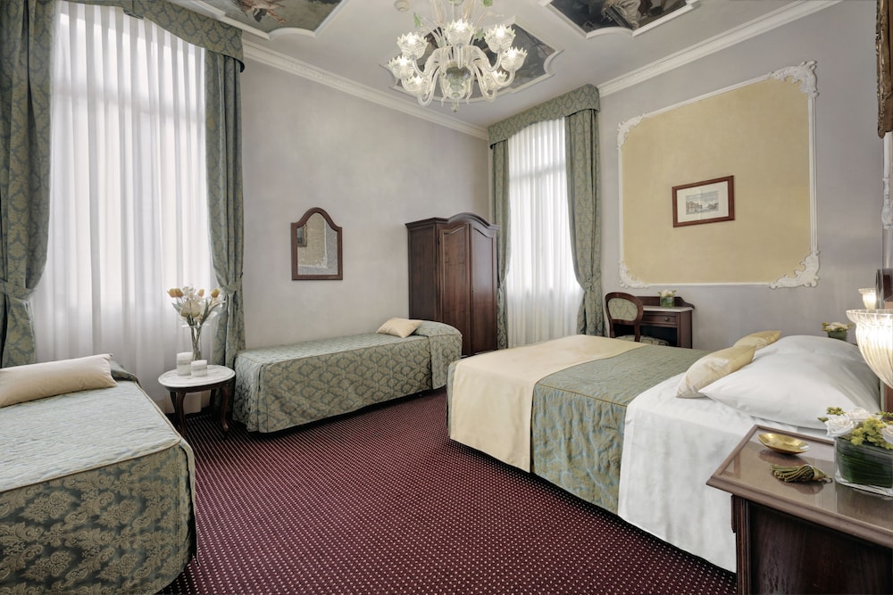 Pausania Hotel 12/49