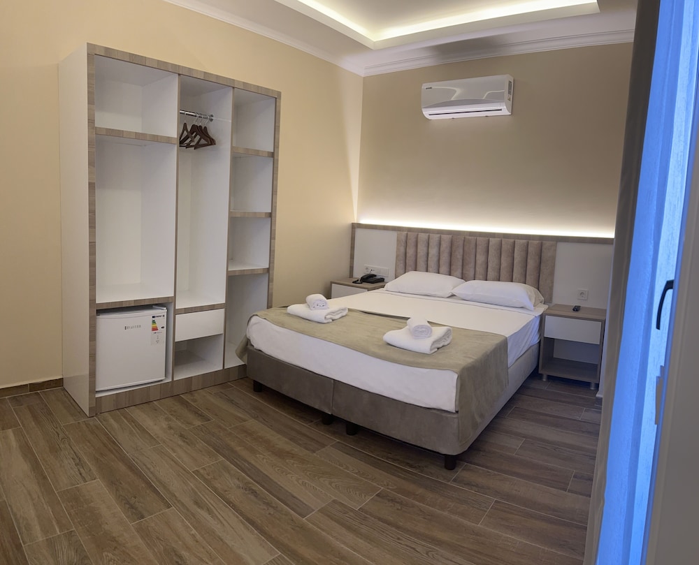 Miss Cleopatra Hotel 11/50