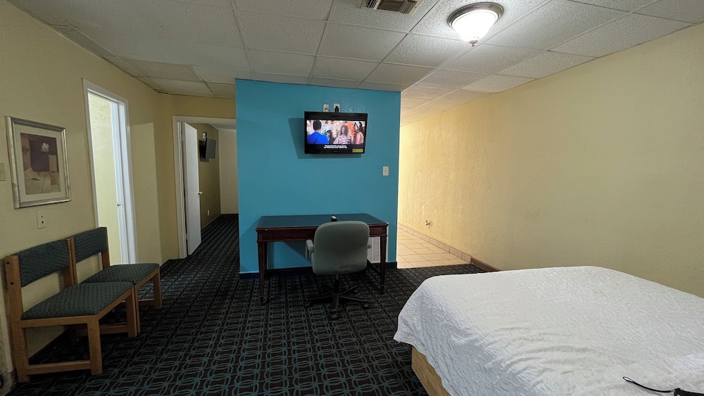 Family, Apartment, 3 Queen Beds, Extended Stay Snyder 9/10