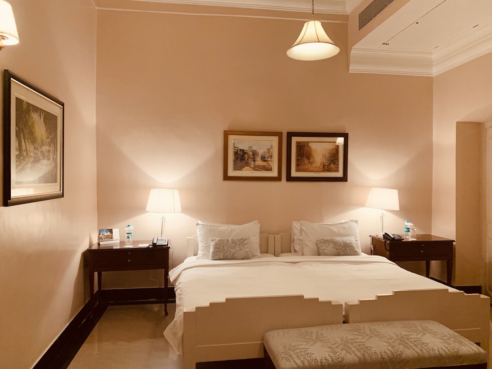 The Elgin Fairlawn Kolkata 24/60