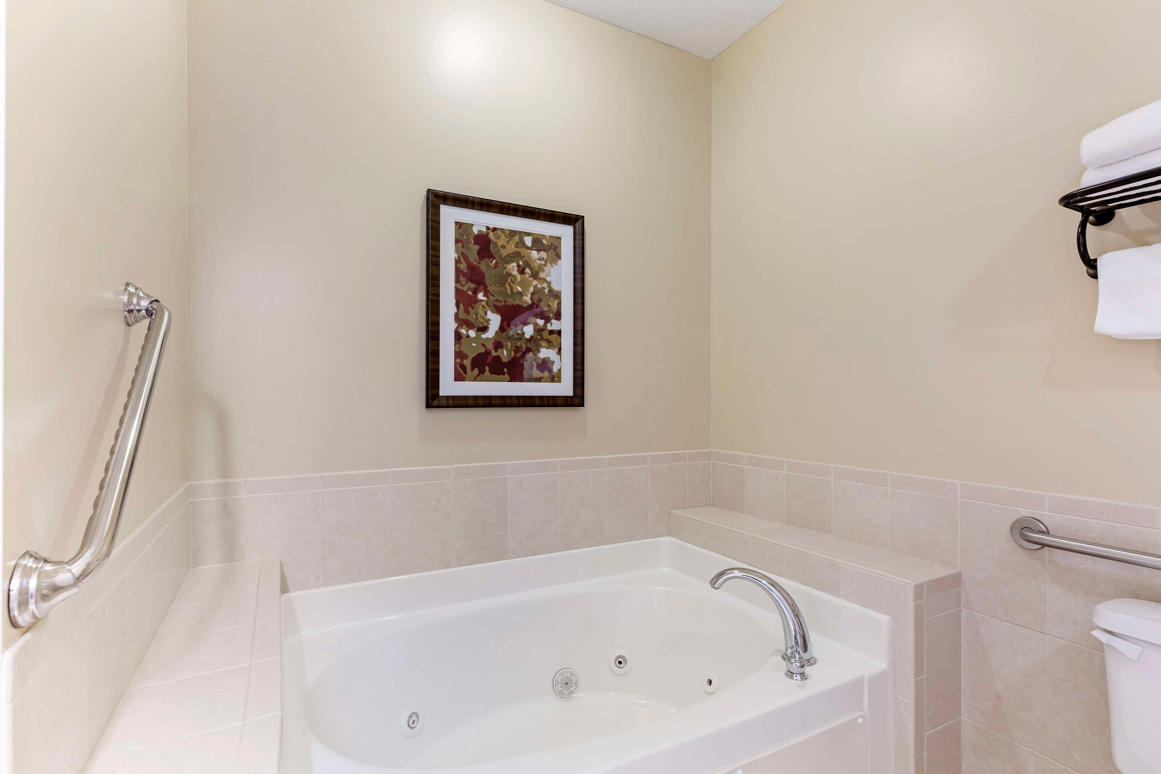 جناح بسرير كينج لذوي الإعاقة، Best Western Plus Dutch Haus Inn And Suites 2/3