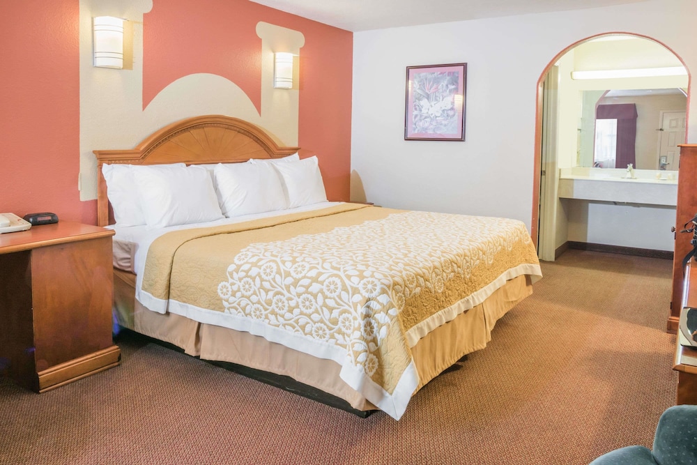 Days Inn By Wyndham Bastrop 6/17