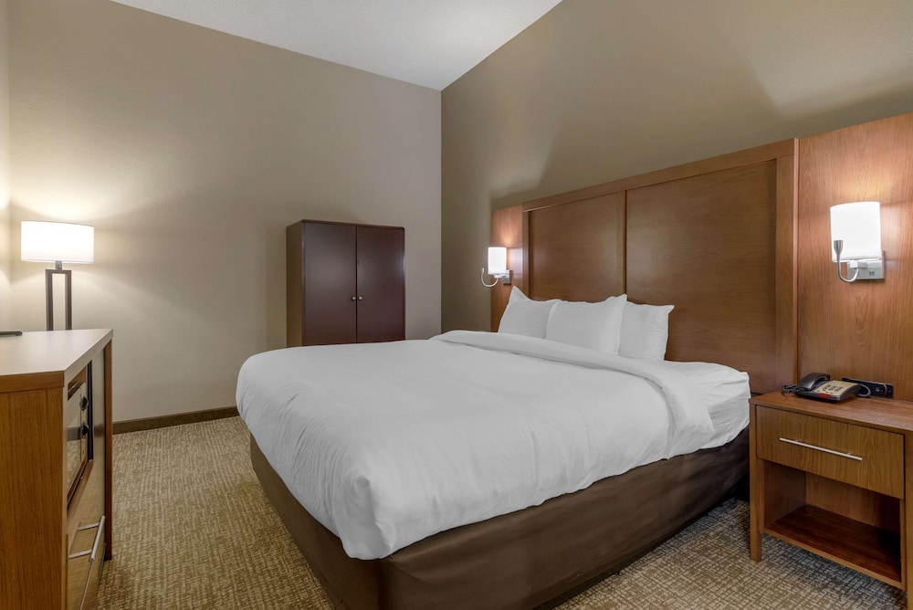 Suite, King Bed, Accessible
