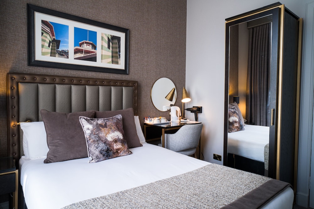 Number 10 Hotel 26/42