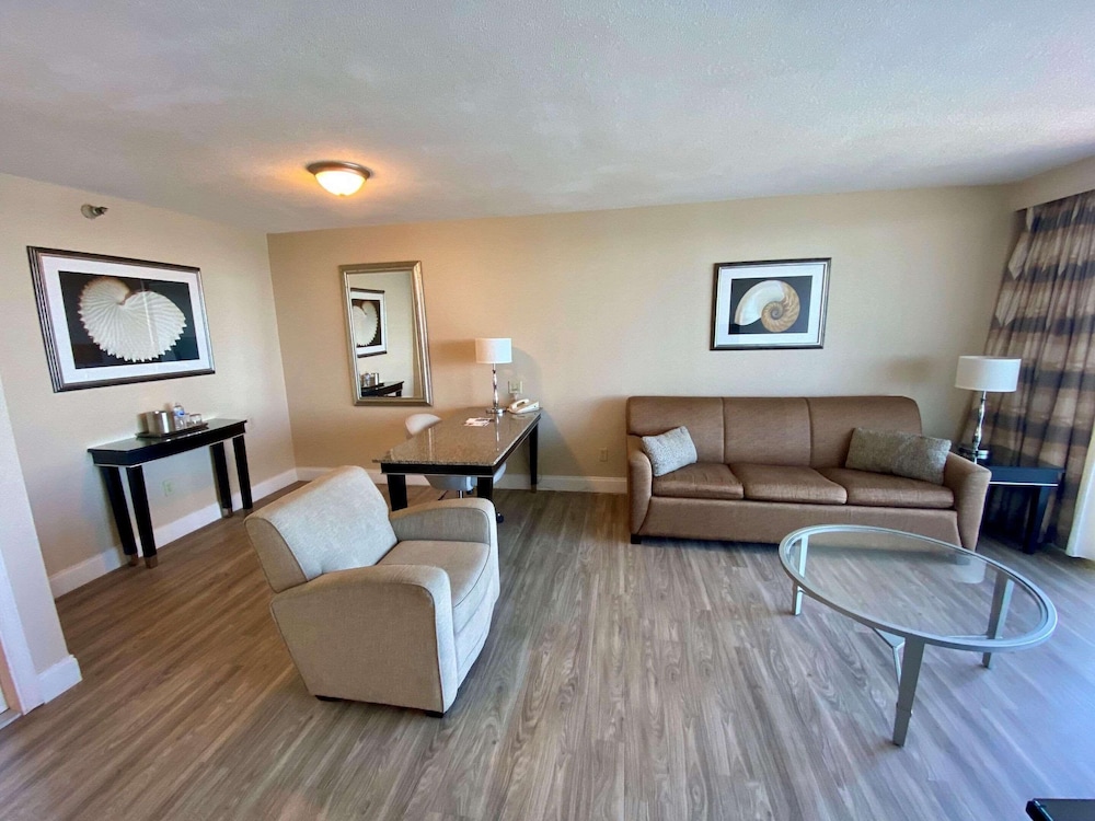 Radisson Suite Hotel Oceanfront 52/64