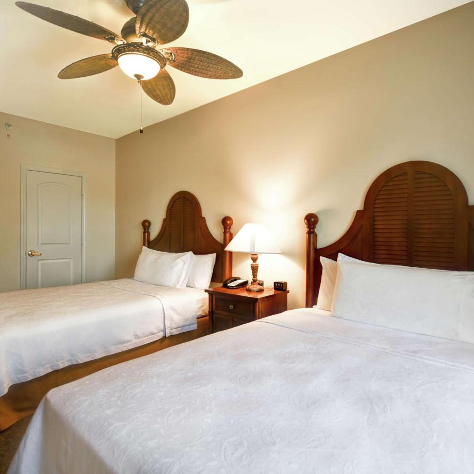 Suite, 2 Queen Beds, Sofa, Bathtub, Accessible