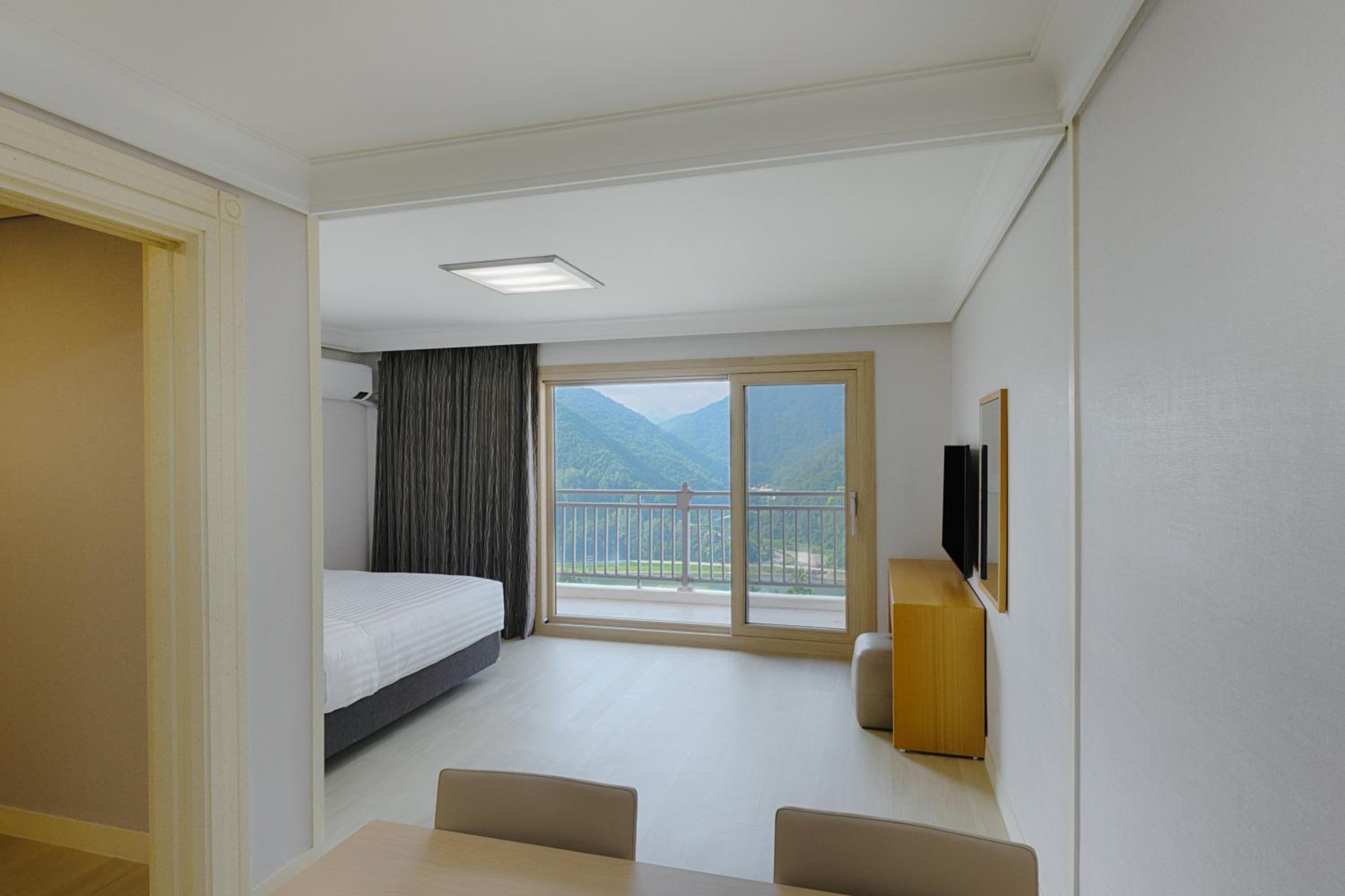 East, Family, 2 Futon Beds, Lake View، Sono Belle Danyang 2/2