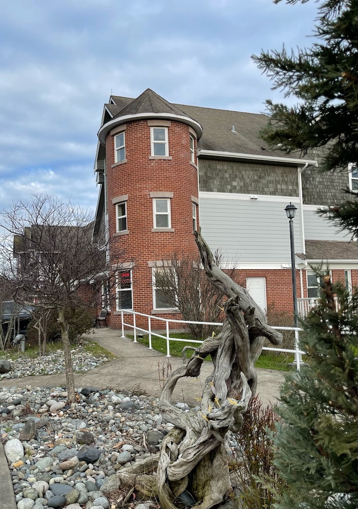 Tides Inn Suites 44/75