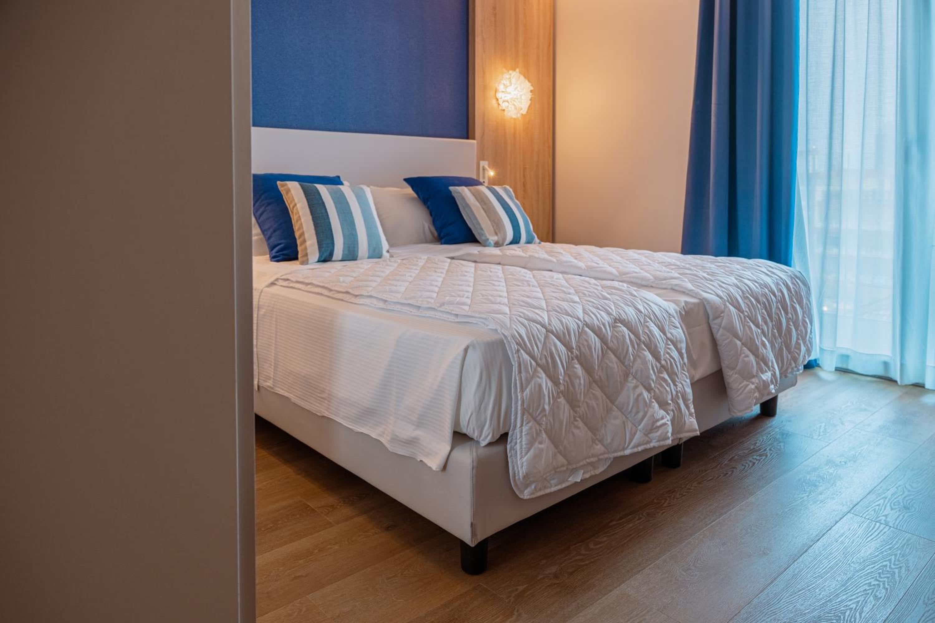 Room, Double or Twin Bed, Lateral Side Sea View