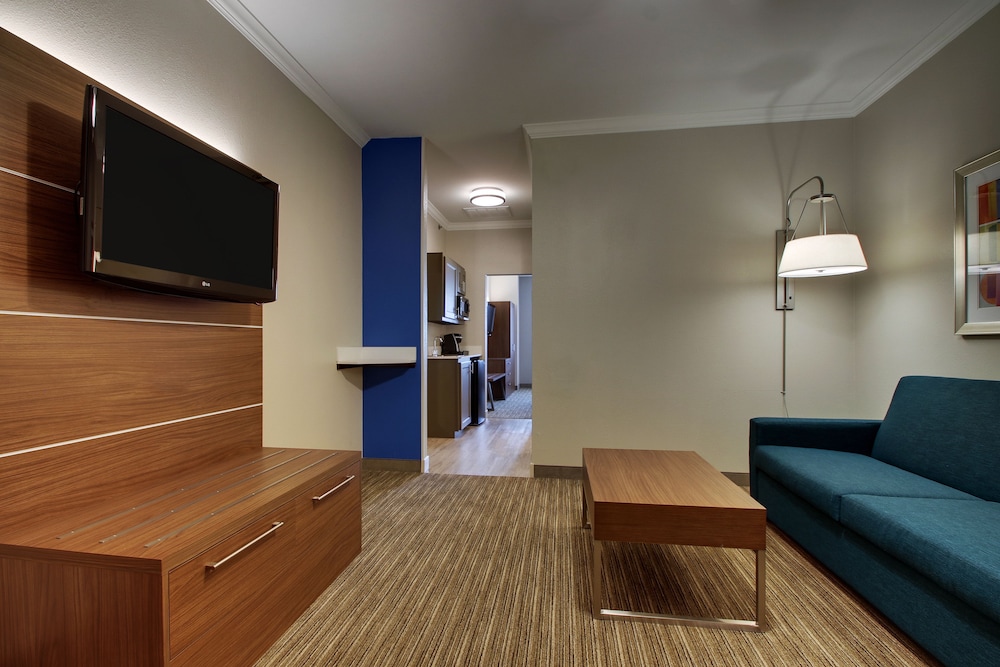 Holiday Inn Express Hotel & Suites Vernon College Area (HWY 287) 39/48