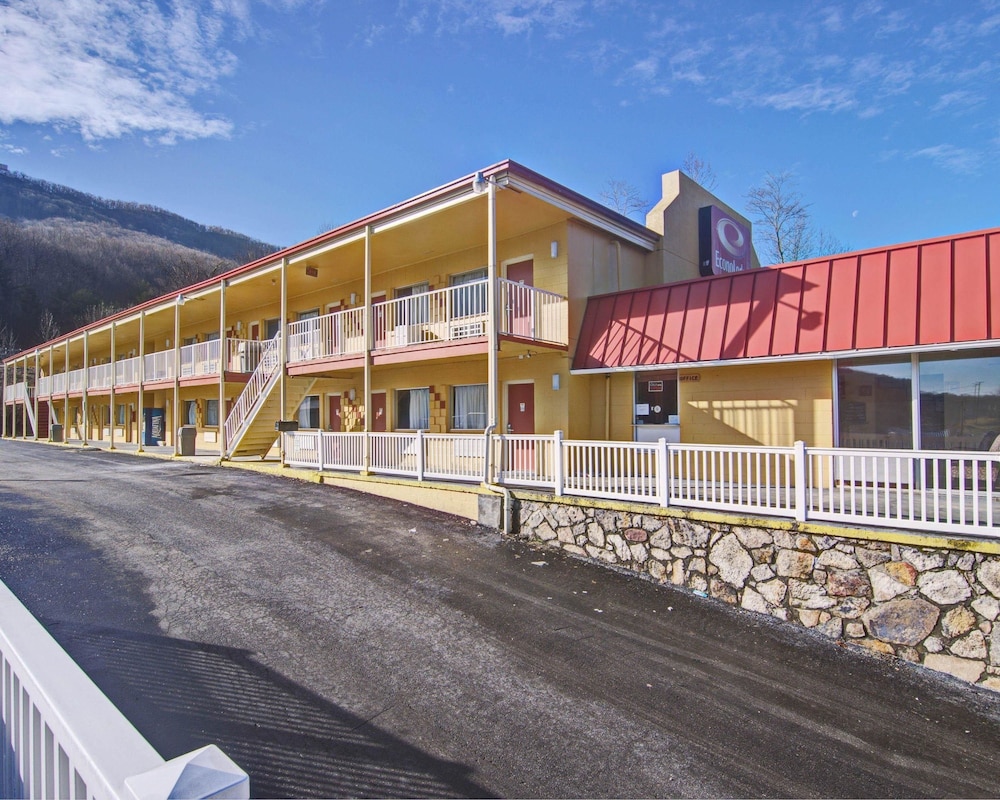 Econo Lodge Near Bluefield College 23/25