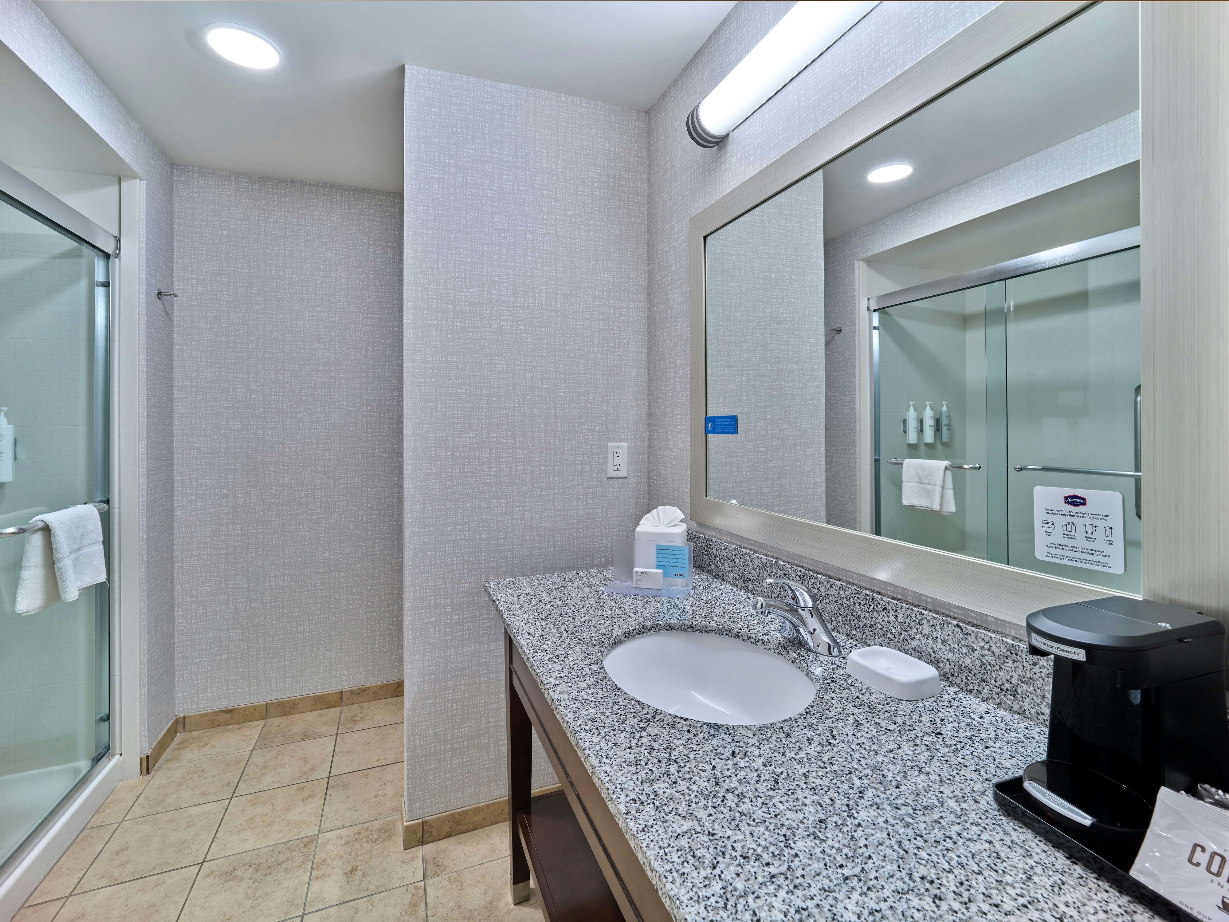 غرفة بسرير كينج لذوي الإعاقة، HAMPTON INN OMAHA MIDTOWN-AKSARBEN AREA 5/8