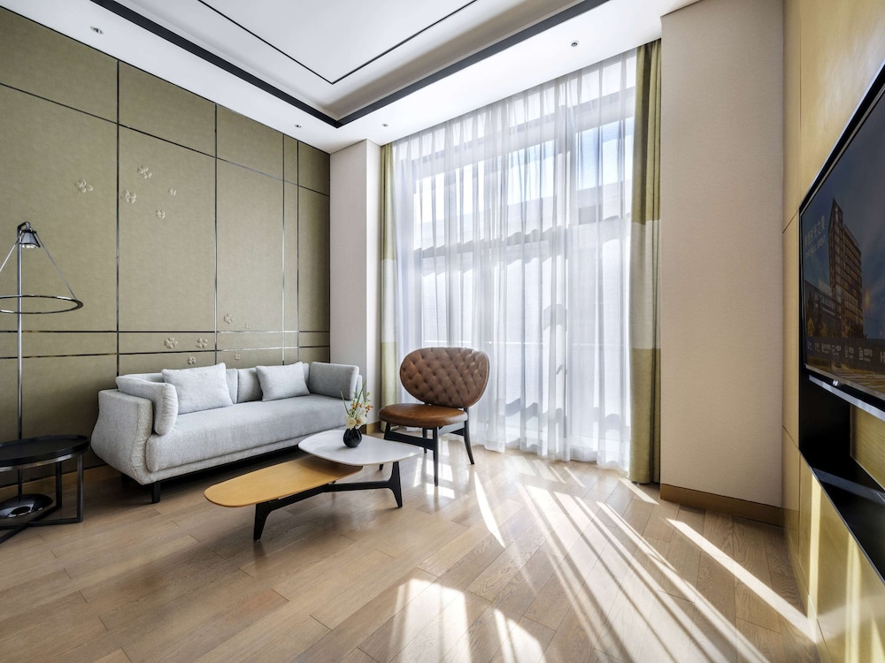 SUPERIOR, SUITE, KING BED