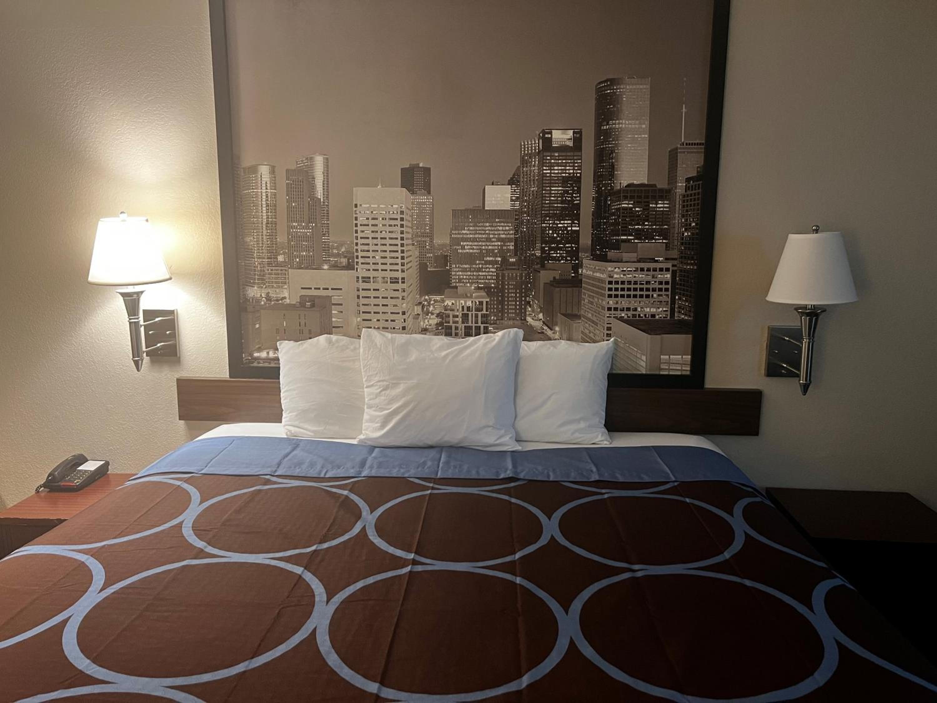 Hotel Baytown/I-10 6/56
