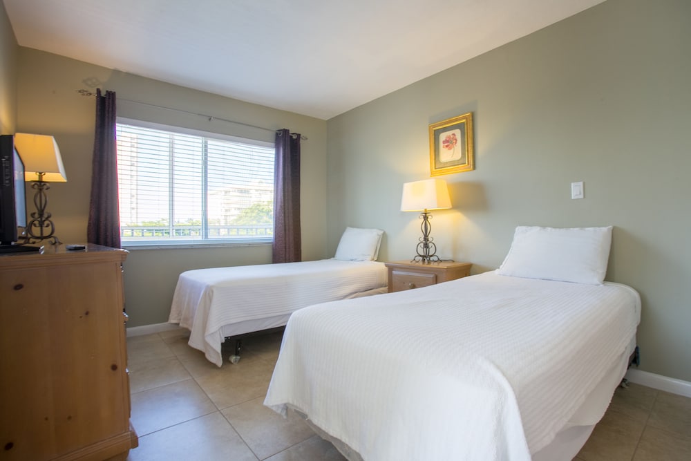 Marco Beach Vacation Suites 8/73