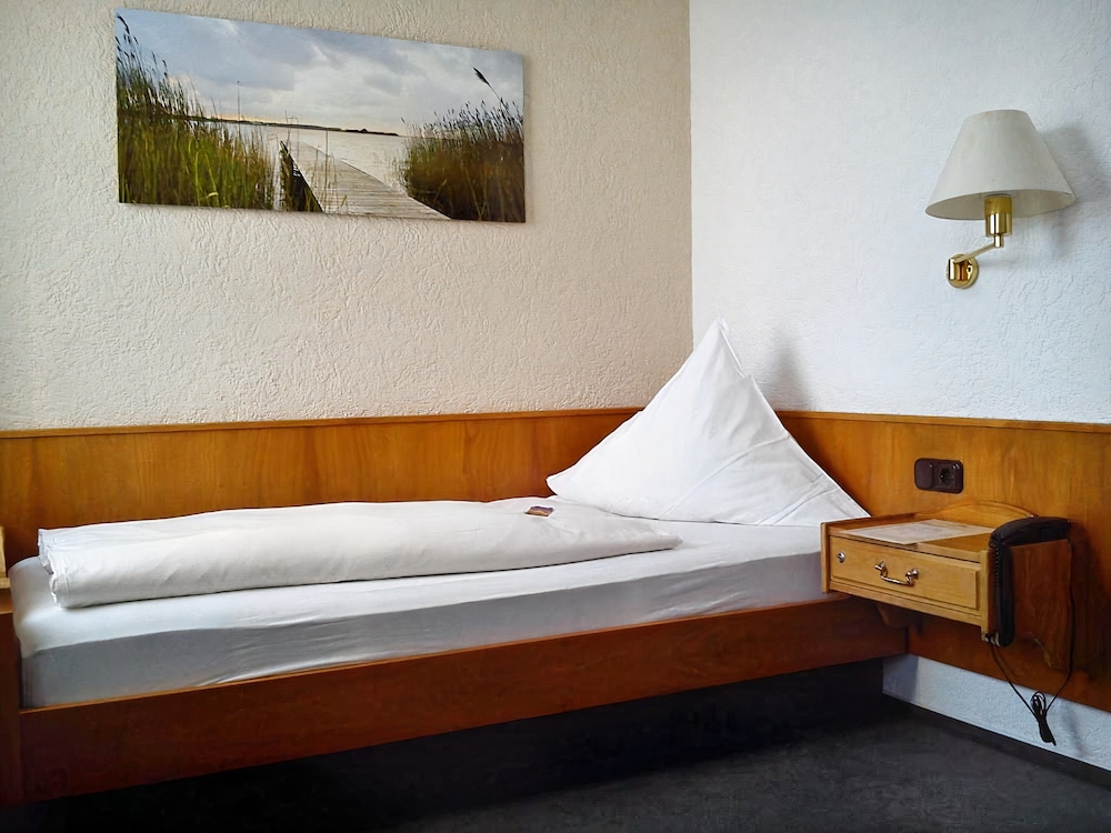 ROOM, SINGLE
