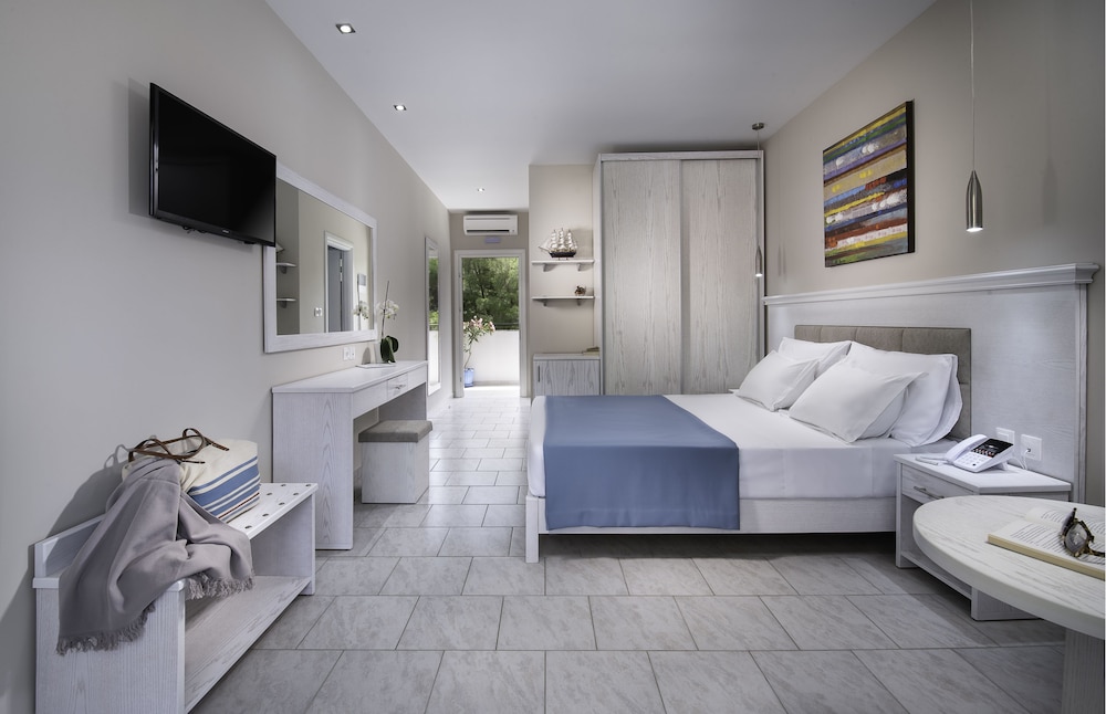 Porfi Beach Hotel 15/36