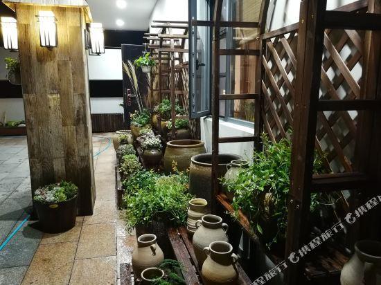 Mingshe Culture Art Hotel 25/27