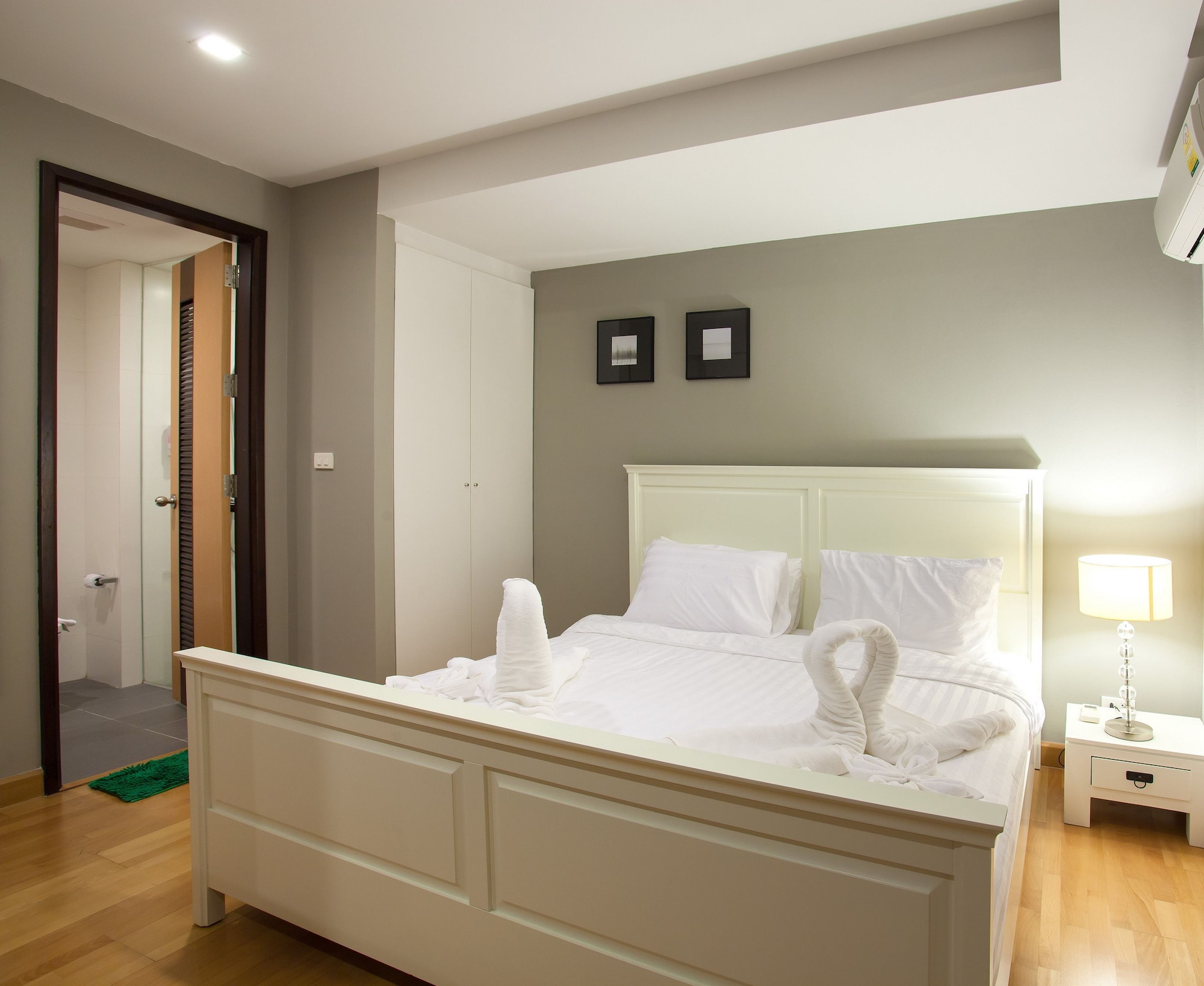 1 Bedroom, King Bed, Partial Pool View, Sofa