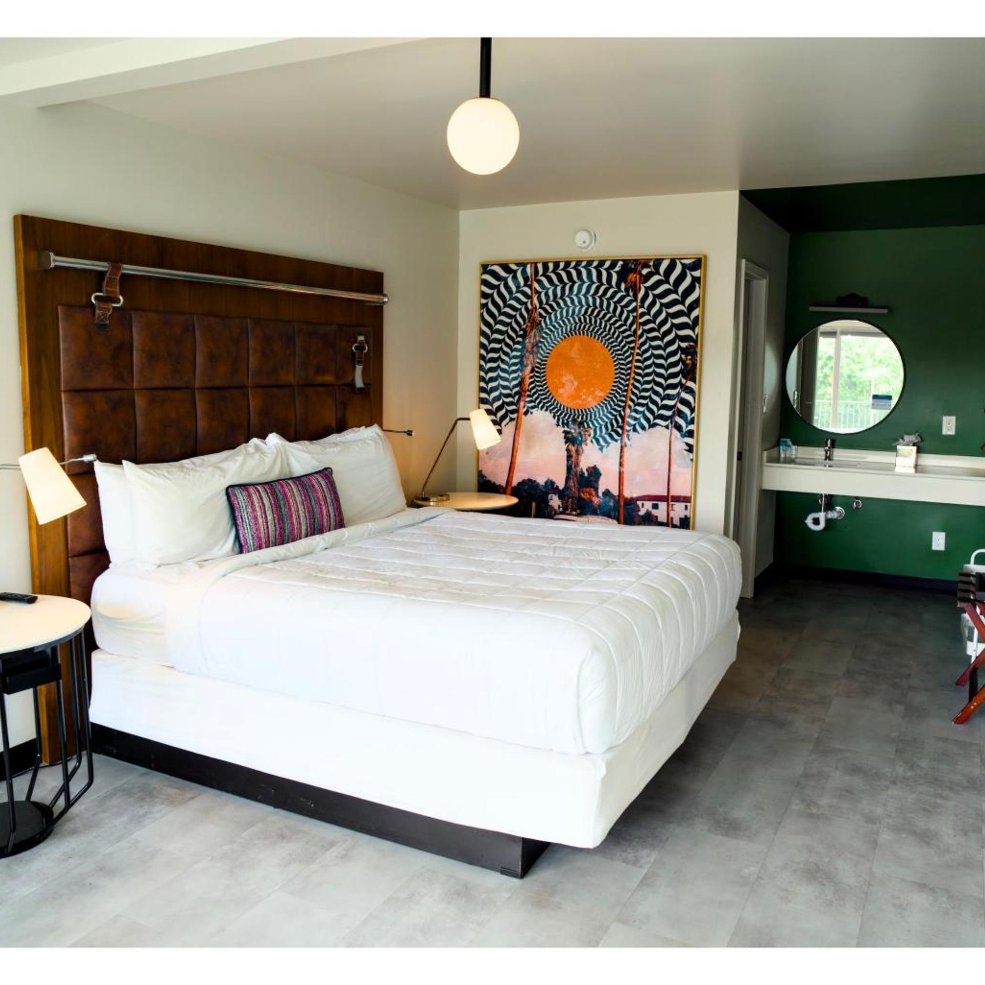 Room, King Bed, Courtyard View