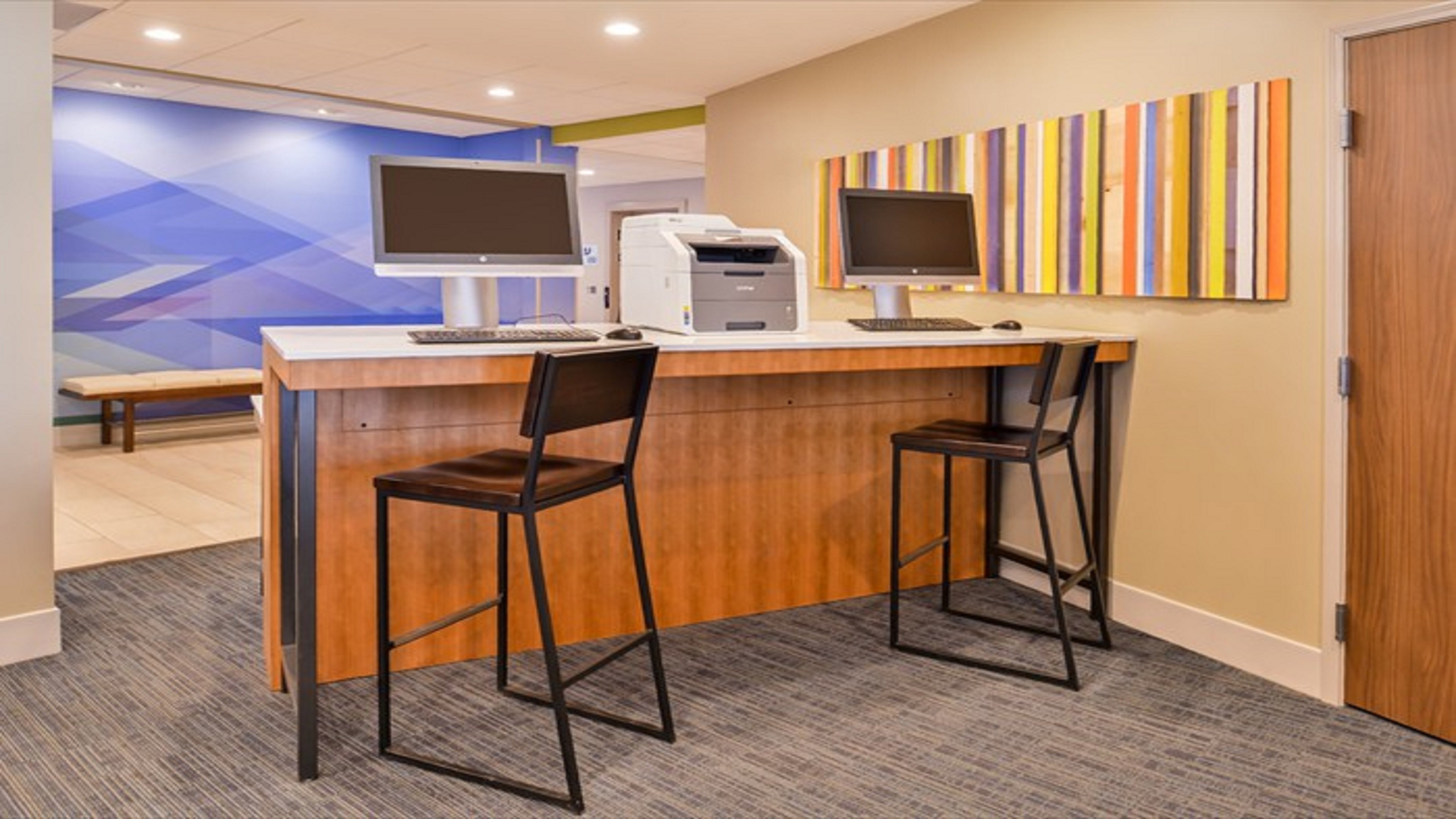 Holiday Inn Express Suites Parkersburg East 51/56