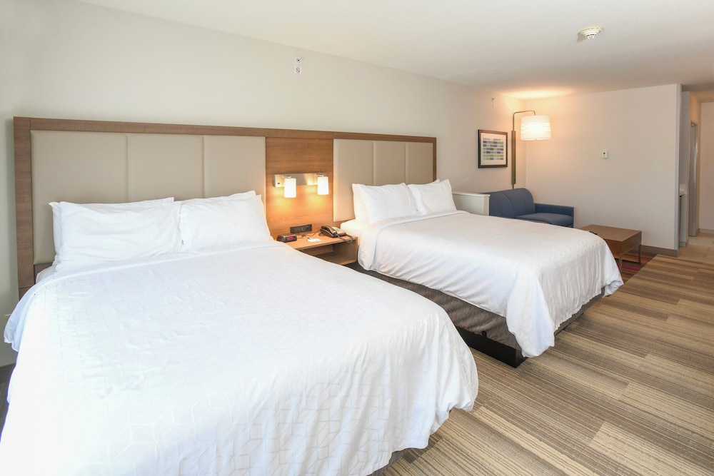Suite, 2 Queen Beds, Sofa, Living Area
