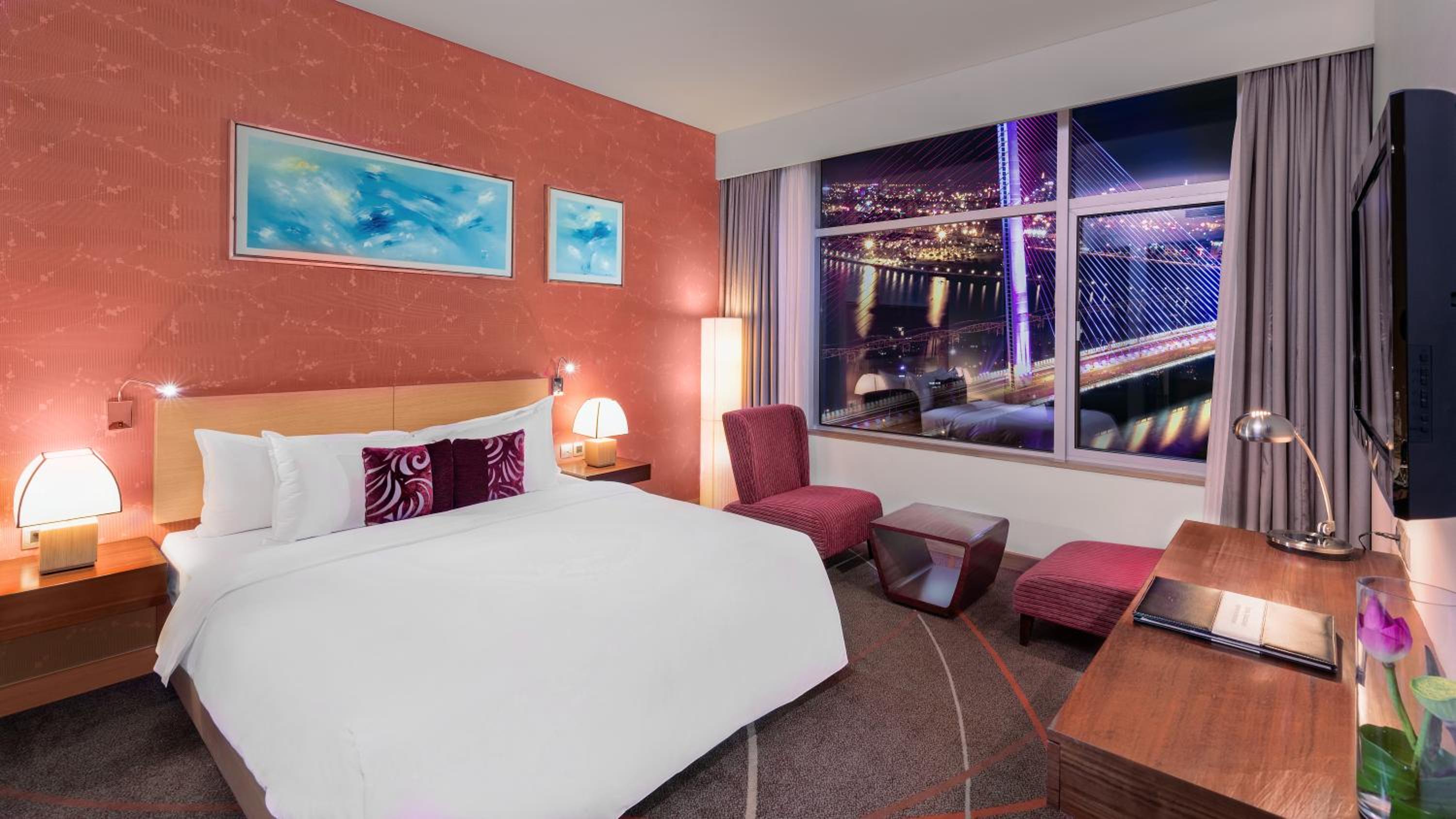 Superior, Queen Bed, Rainbow Bridge and River View، Grand Mercure Danang 2/4