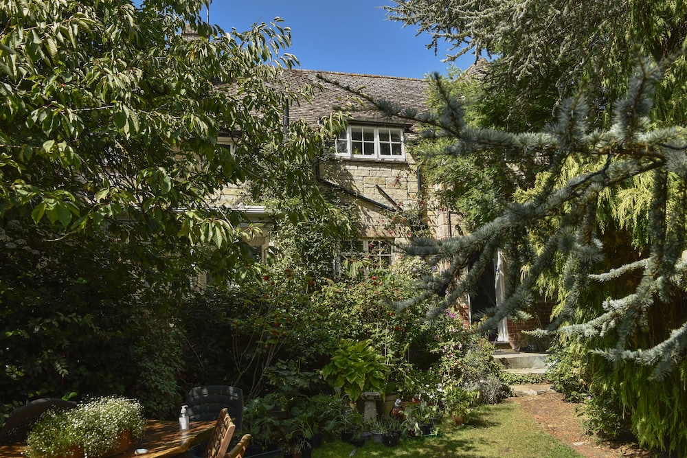 24 Ward Avenue 33/47