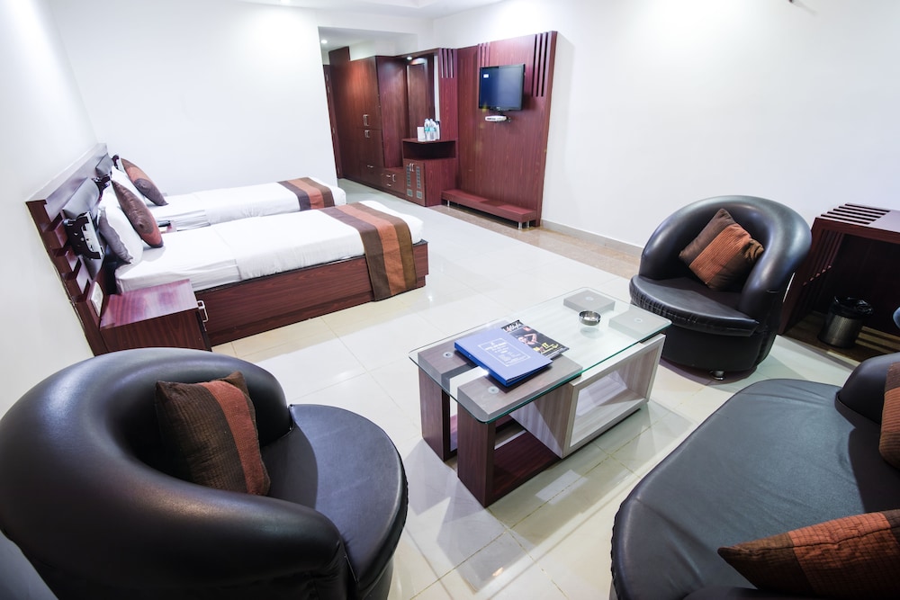 HOTEL AVN GRAND 13/20