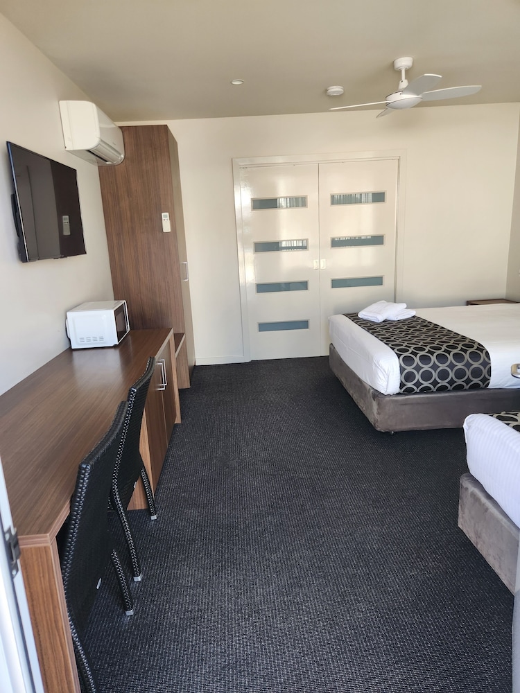 JANE ELIZA MOTOR INN 16/20