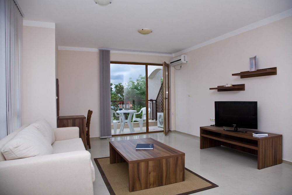 PARADISE BAY RESORT 24/80