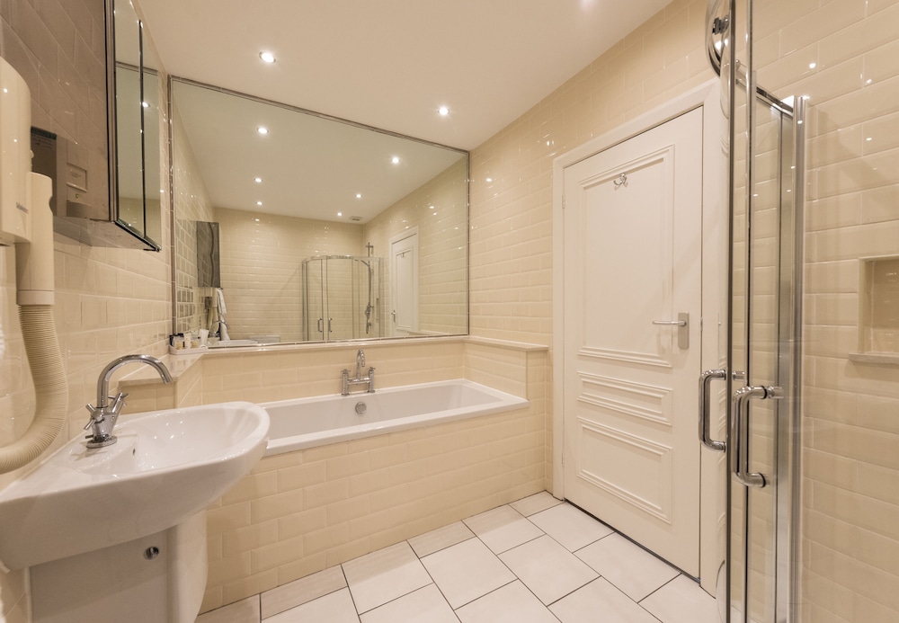 Statham Lodge Hotel 48/50