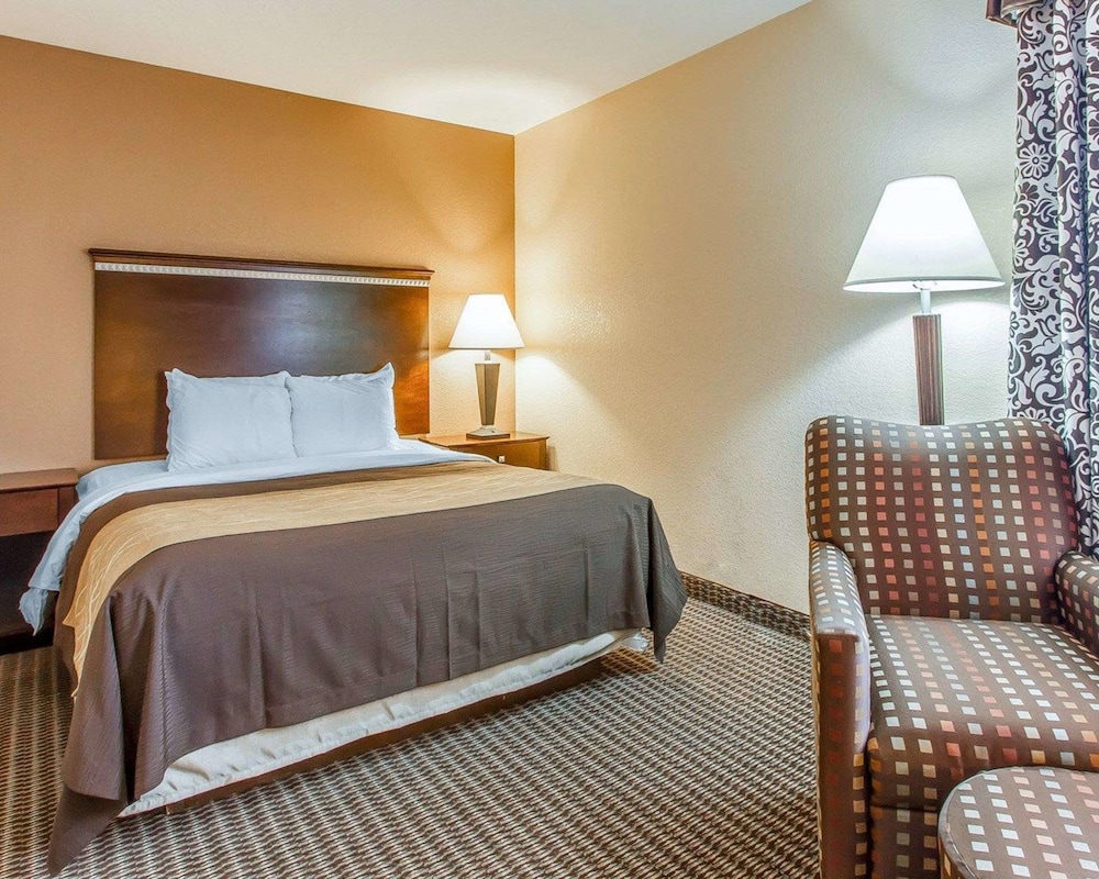 غرفة قياسية بسرير كينج، Quality Inn & Suites Mount Pleasant 5/8