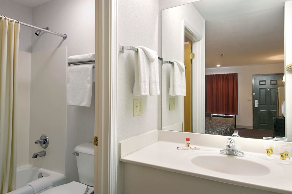 Super 8 by Wyndham Acworth/Atlanta Area GA 14/27