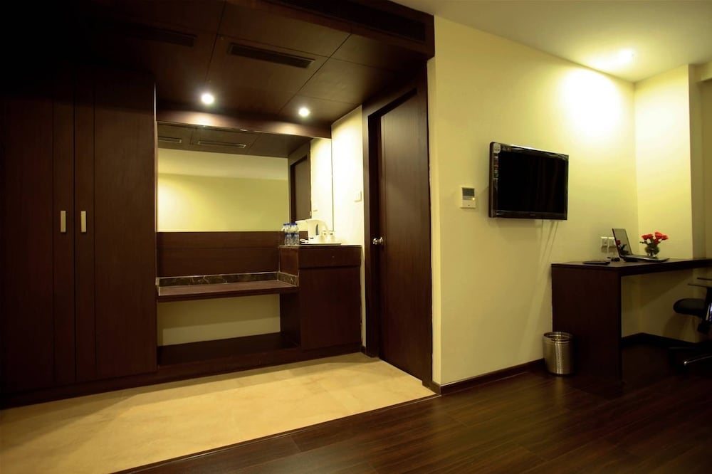 J HOTEL 4/40