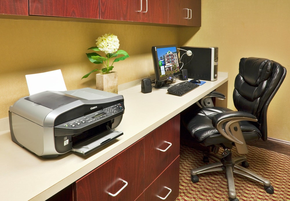 Holiday Inn Express & Suites Birmingham - Inverness 280, an IHG Hotel 66/74