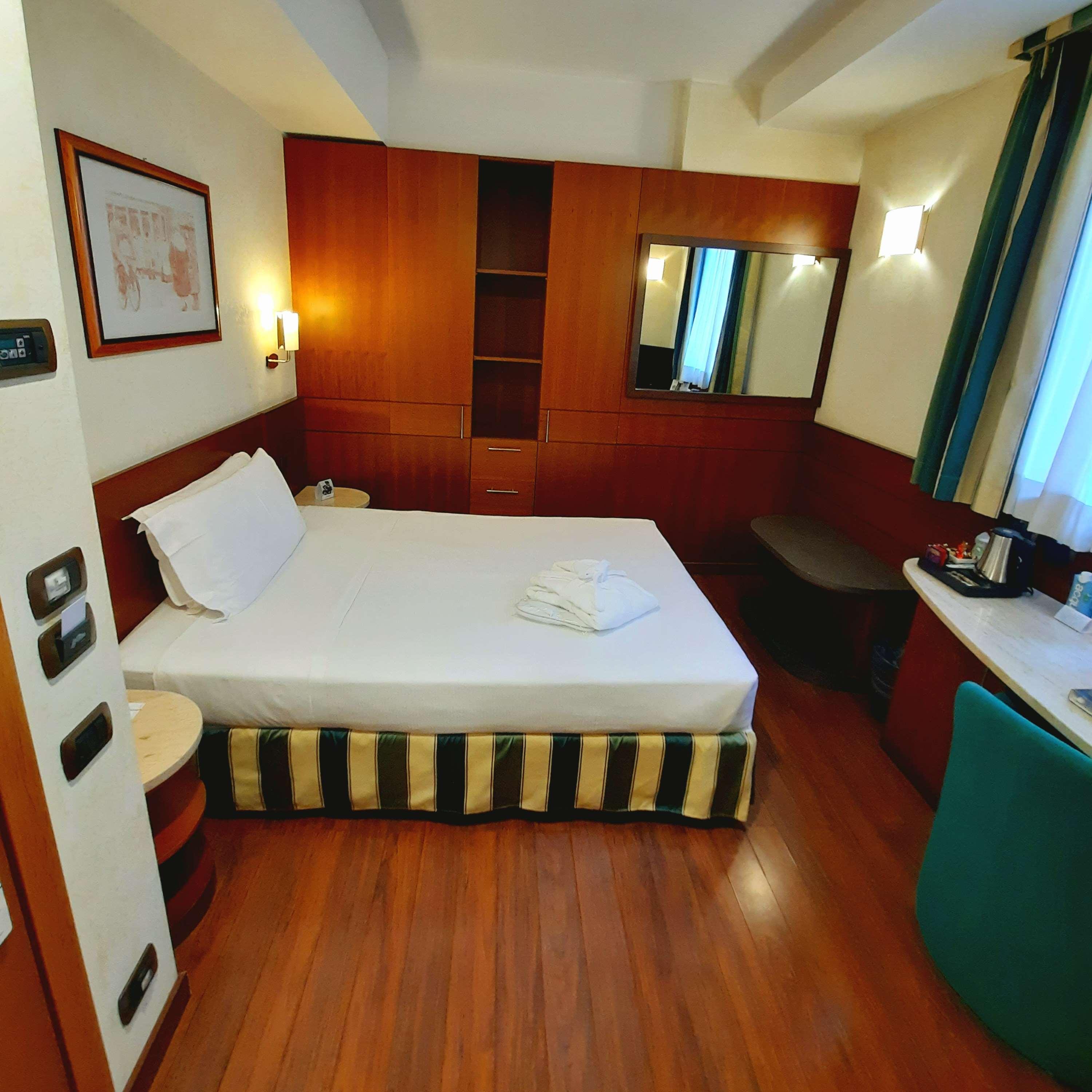 1 single bed, deluxe room, chocolate box, bathrobe and slippers, coffee and tea maker