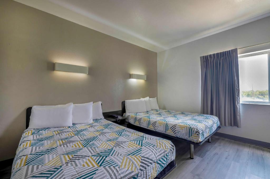 2 Full Beds - Suite, Smoking, Kitchen