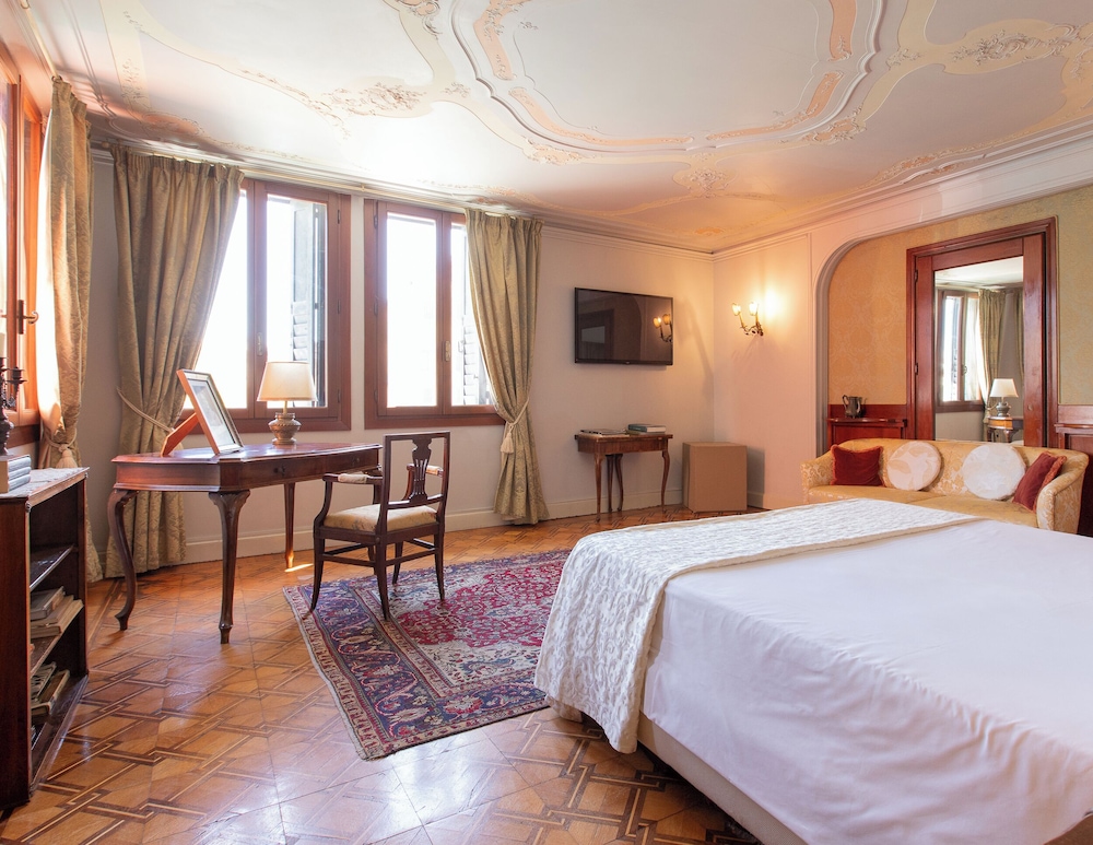 SUITE, GRAND CANAL VIEW
