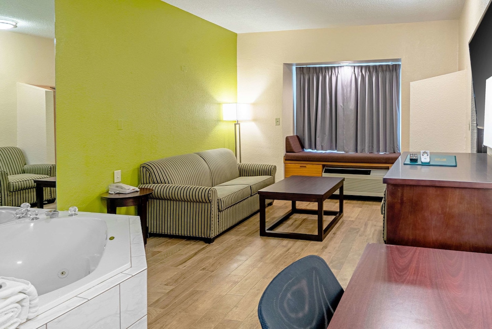 Quality Inn & Suites Robbinsville NC 25/37