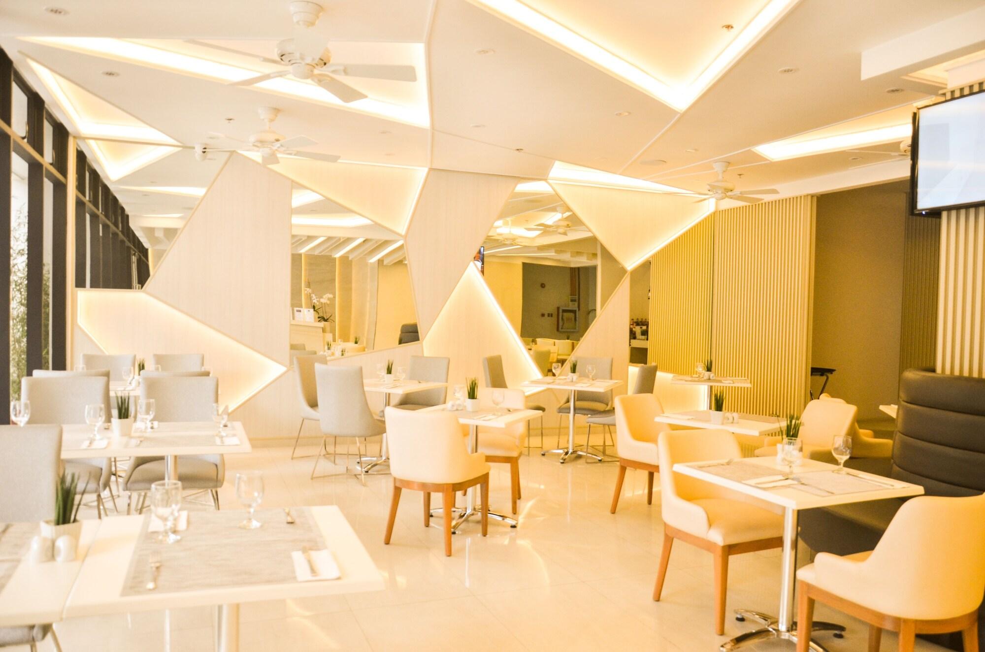 Aura One Hotel 20/22
