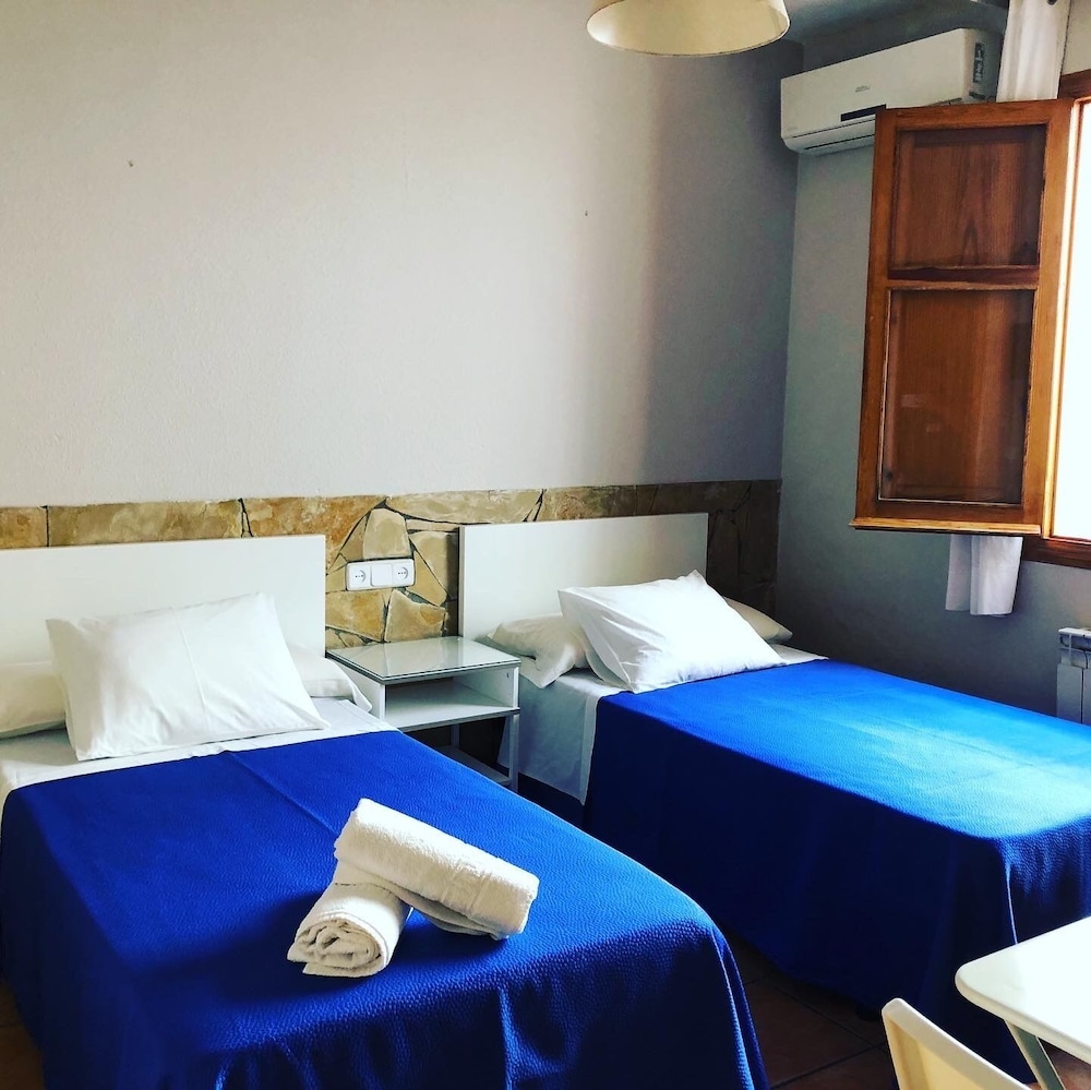 ROOM, TWIN BEDS