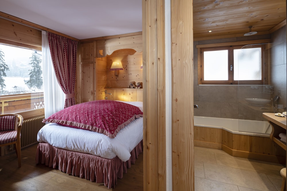 ROOM, DOUBLE BED, BATHTUB