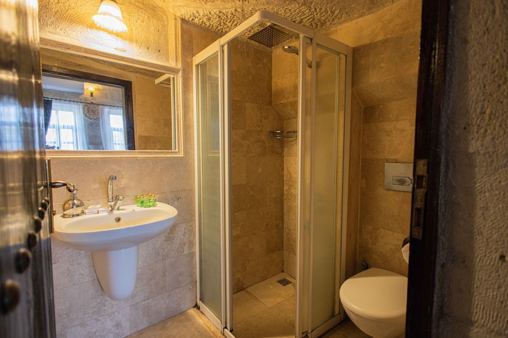 Travellers Cave Pension 50/50