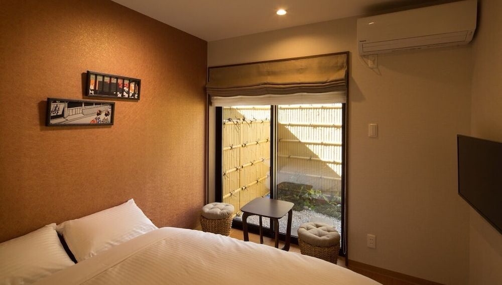 ROOM, DOUBLE BED