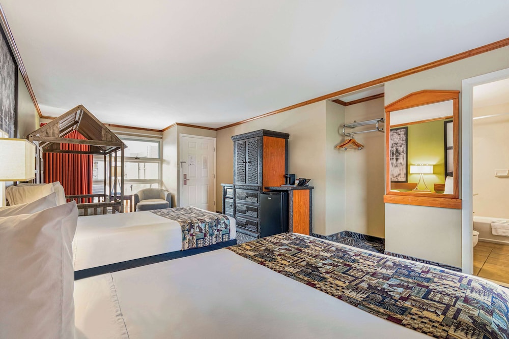 Suite, Twin Beds, 1 Single and 2 Double Beds, Pool View