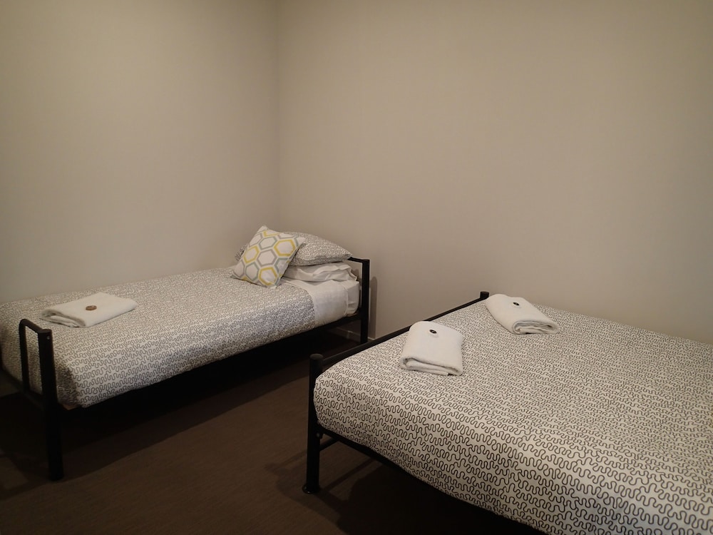 DUNGOWAN HOLIDAY ACCOMODATION 15/75